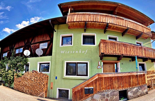 Stunning villa for 4 guests with WIFI, TV, balcony and parking