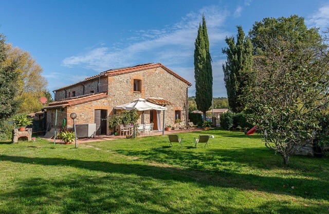 Stunning villa for 5 guests with A/C, WIFI, private pool, TV, patio, pets allowed and parking