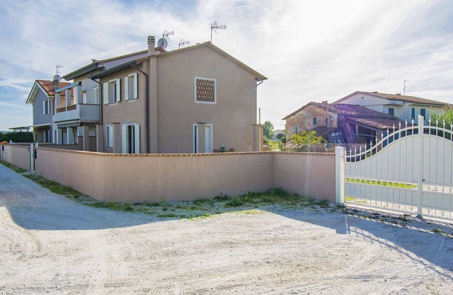 Stunning villa for 6 guests with WIFI, A/C, TV, patio and pets allowed