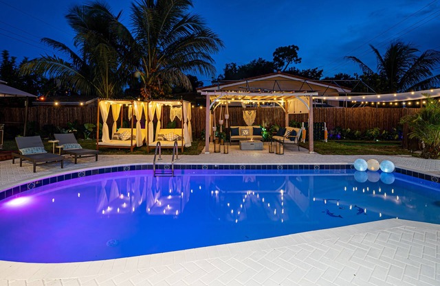 Stunning Villa w/Gameroom Hot Tub, Pool Near Beach