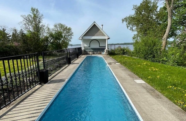 Stunning waterfront home, 25min to downtown Ottawa