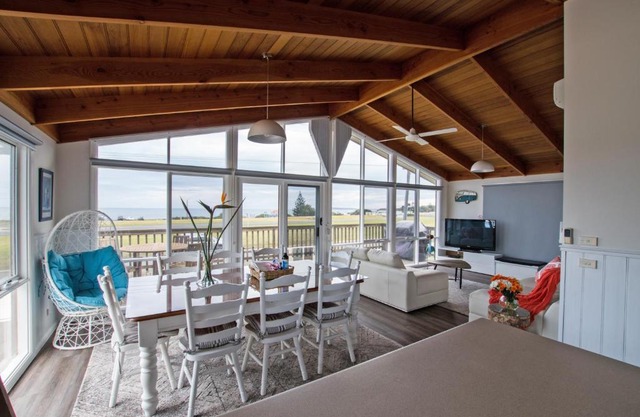 Stunning Waterfront only 10 minutes to Phillip Island - FREE EV UNIT 7kW for electric cars - pet friendly, fireplace FREE WIFI wine & chocolates