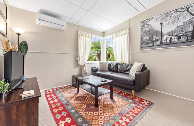 Stylish 1 Bedroom Apartment ~ New Farm