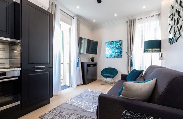 STYLISH, 2 BALCONIES, RENOVATED ON RUE ROSSETTI OLD TOWN 2BR/2BA