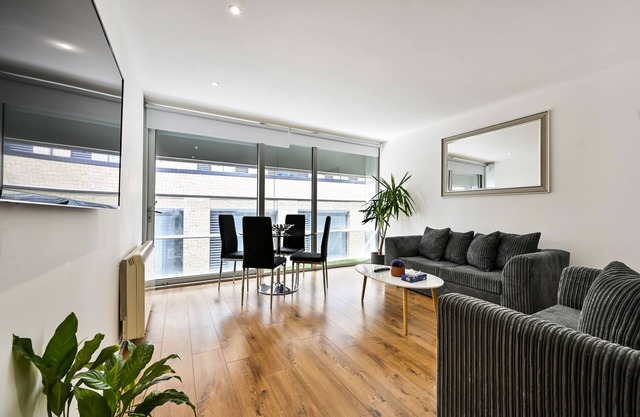 Stylish 2-Bed Apartment, sleeps 6 in Stratford E15
