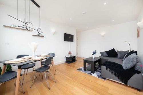 Stylish 2-Bed Flat 1 Min to Stockwell Tube Fast WiFi Easy Central London Access
