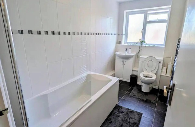 Stylish 2-Bed Gem in Sutton - Your Cozy Retreat!