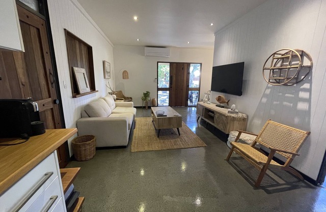 Stylish 2 bedroom Guesthouse - 1 minute from the beach.