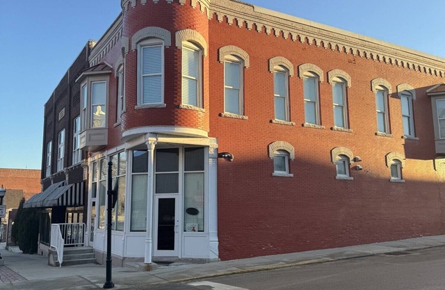 Stylish 2-bedroom apartment with WiFi, AC in fabulous downtown French Lick