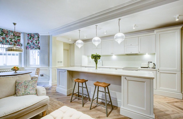 Stylish 2 bedroom apartment with private courtyard garden