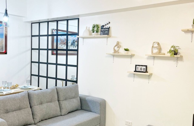 Stylish 2-bedroom condo FAST WIFI Free Parking