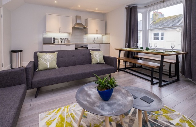 Stylish, 2 bedroom, central, close to station