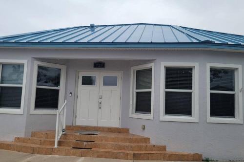 Stylish 2 bedroom home Steps from private beach