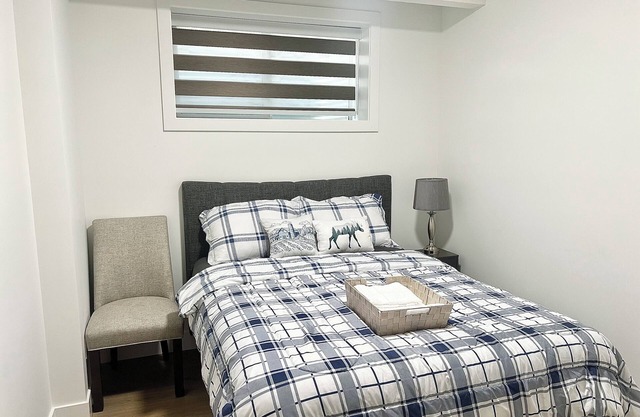 Stylish 2 BR Suite + Free Parkingn5 mins from highway, Cinema & Town Centre