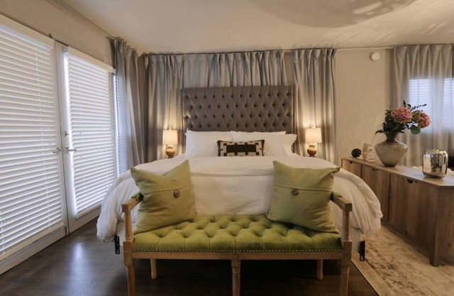 Stylish 2BD Condo loft with luxury king and queen beds, Egyptian cotton sheets, and outdoor terrace with great views