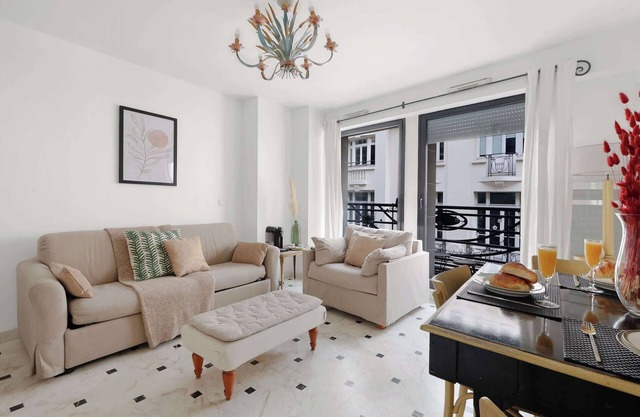 Stylish 2BR for 6 by Champs-Elysees