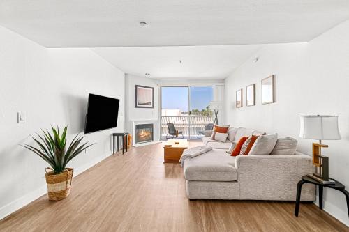 Stylish 2BR with Marina Views & Pool