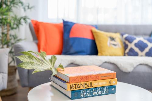 Stylish 3 bedrooms apartment 20 mins to Central London with Balcony - Open for Long Stays and Families Relocating