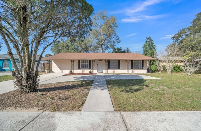 Stylish 3BR Home in Brandon—Pet Friendly, Near Disney & Beaches + Private Yard