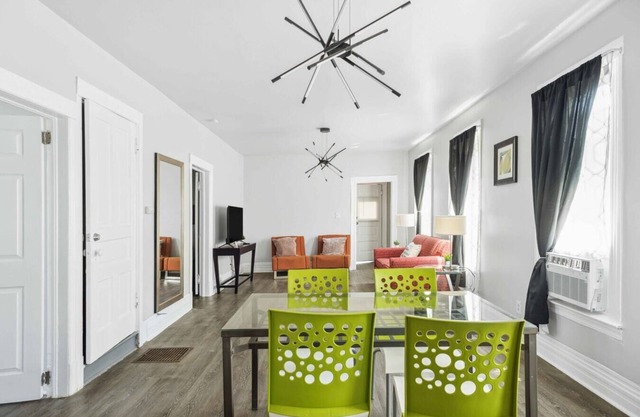 Stylish 3BR in Downtown Detroit Near Museums and Dining