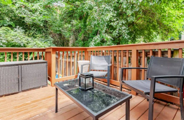 Stylish 3BR Townhouse w/Backyard,and Easy Parking