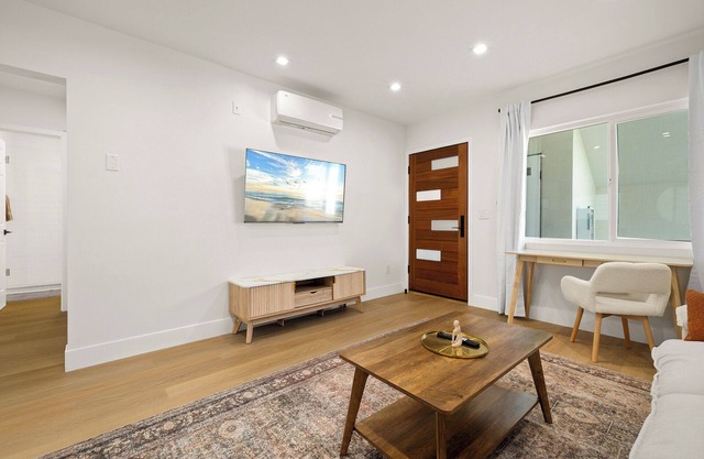Stylish and Modern 1BR/1BA in Westwood area with W/D in Bldg + Parking