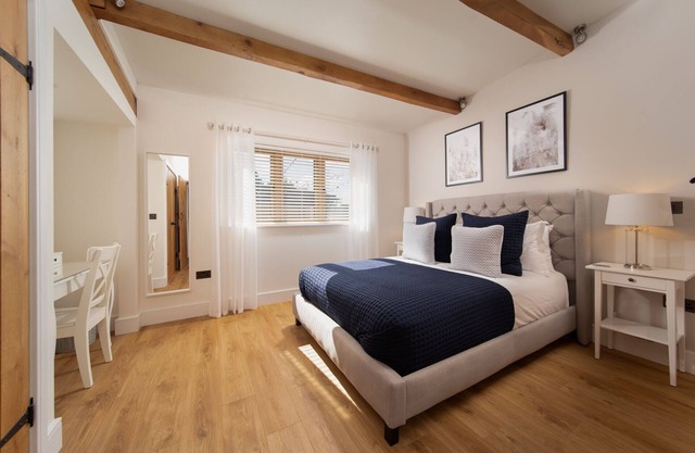 Stylish and spacious countryside cottage, sleeps 4, with hot tub near coast.