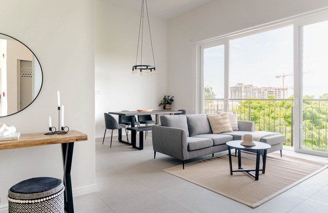 Stylish Apartment w/Workspace, Pool & Gym