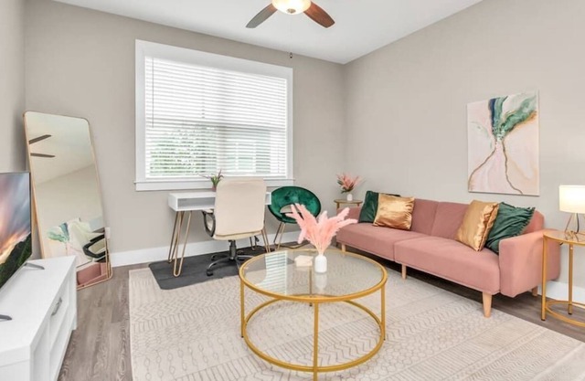 Stylish APT with free parking near downtown/malls