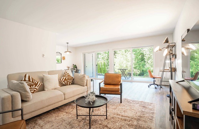 Stylish Bellevue Stay, half mile to downtown