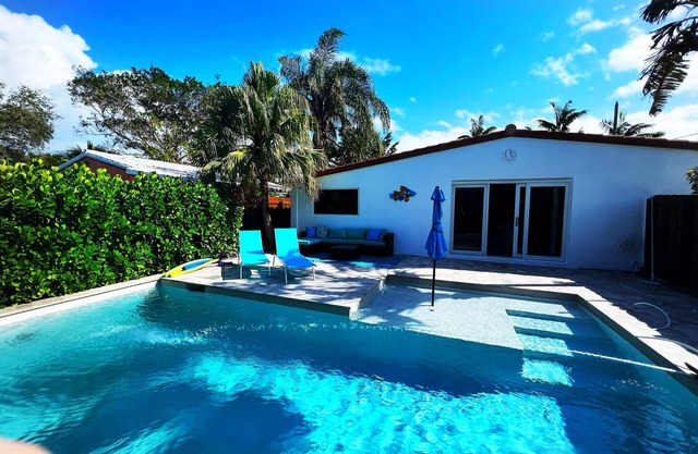 Stylish & Bright ~ 5★ Location, Pool, Hot Tub, Pkg