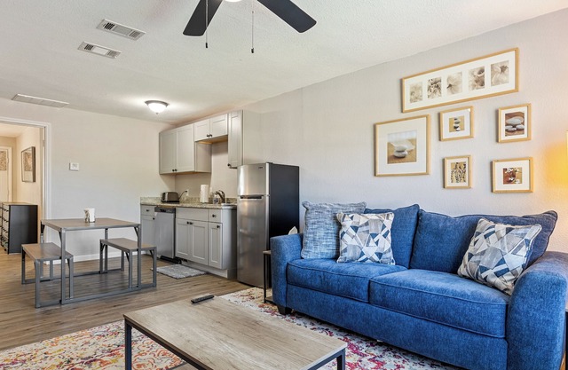 Stylish Charm - One Bedroom - 10 Min. to Downtown!