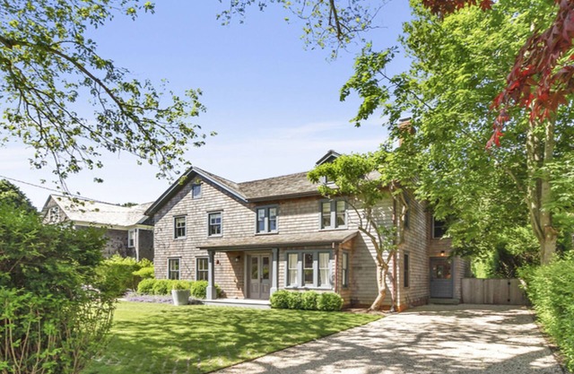 Stylish & Chic Renovated 1860s Farm House Walking Distance To Beach And Town!