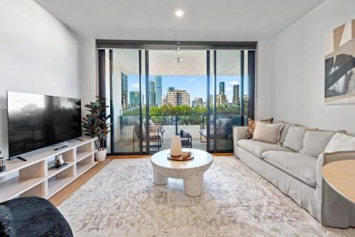 Stylish City View Apt and Best Location with Pool and Gym