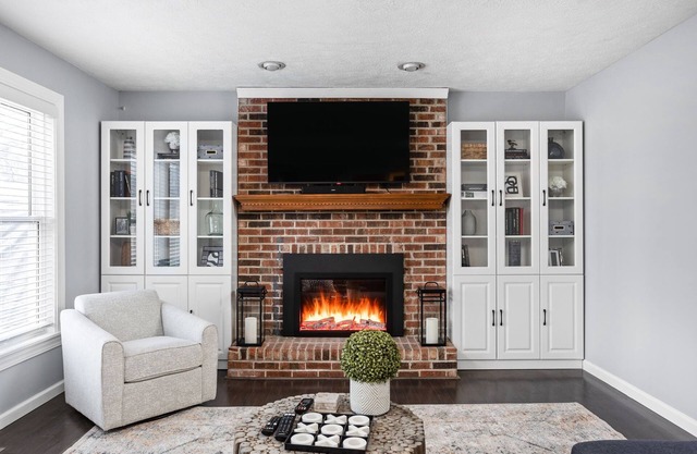 Stylish Comfort and Hot Tub at Clay Terrace