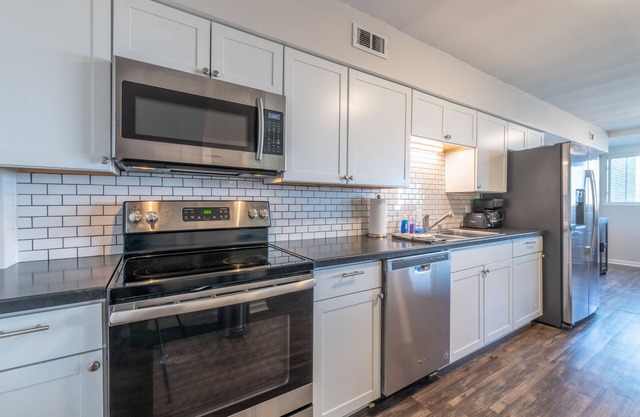 🌃Stylish & Comfy | 5⭐️Location, Views, Queen Beds🌌