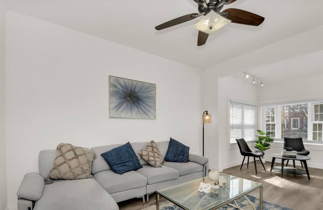 Stylish & Comfy Stay: Close to Downtown