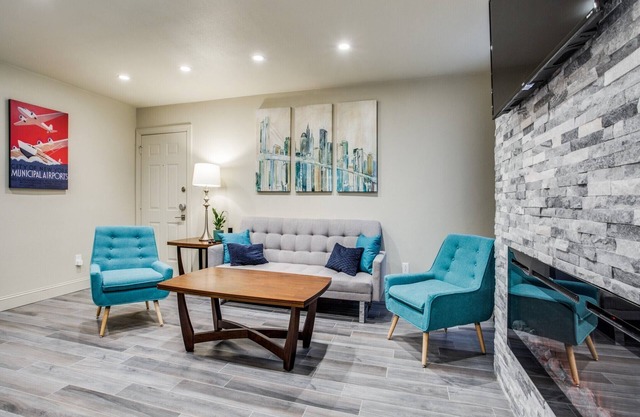 Stylish Condo near SMU, NorthPark & Greenville Ave with Pool
