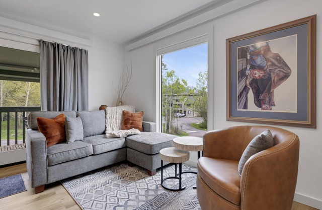 Stylish condo with balcony, washer/dryer, WIFI, mountain views, steps to shops