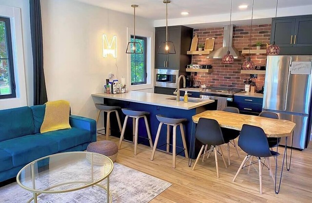 Stylish Downtown Gem - Steps to Spa, Restaurants, Cafes & Park