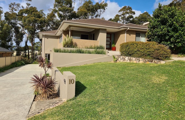 Stylish duplex/apartment in quiet family street just 500m from patrolled beach