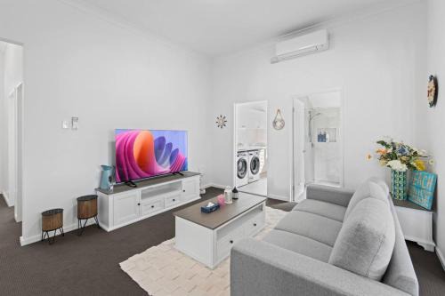 Stylish Escape with Balcony near RBWH and CBD