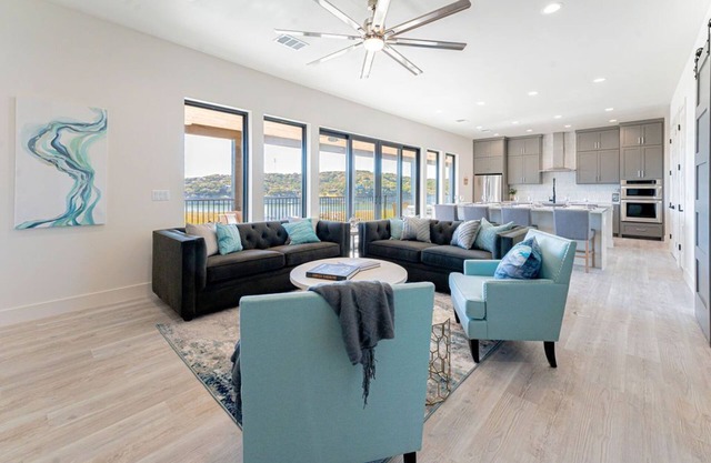 Stylish Getaway - Chef’s Kitchen, Game Lawn, Decks & Scenic Outdoor Living