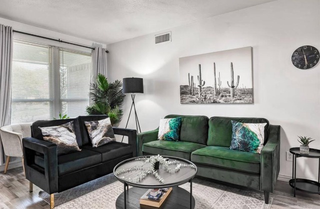 Stylish GETAWAY, Close to Downtown, Perfect for Large Groups, Gameroom