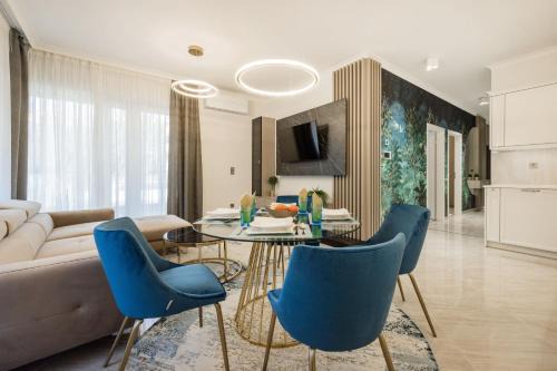Stylish Ground-Floor Comfort w Terrace & Parking