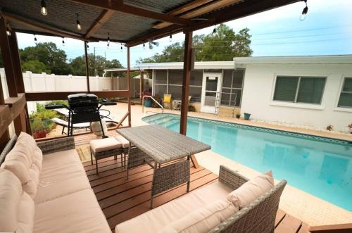 Stylish Heated Pool House Near The Beach