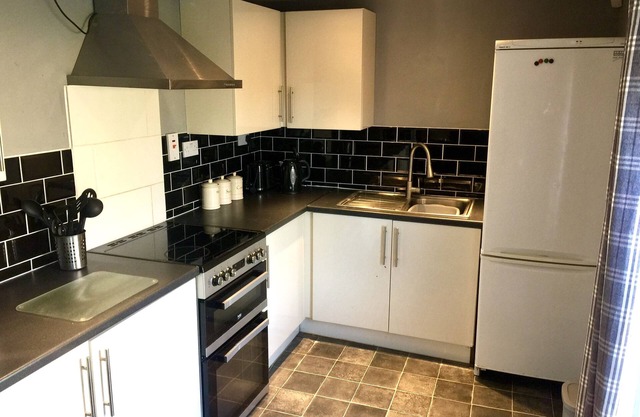 Stylish Historic Apartment - Sleeps 3 & Parking