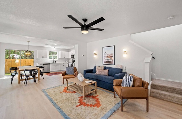 Stylish home near UTSA, La Cantera, The Rim, and Six Flags