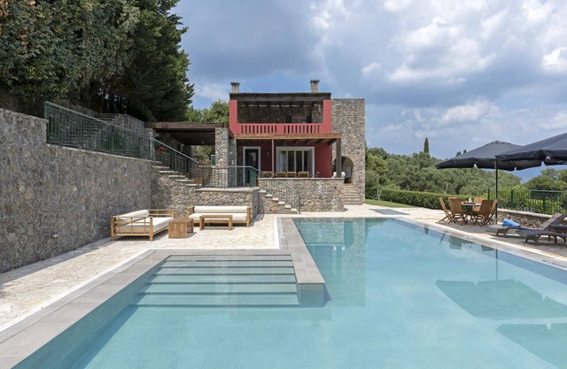 Stylish lux villa overlooking the sea, close to Corfu town, 6 en suite bedrooms