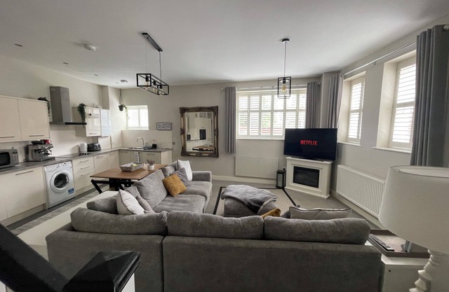Stylish mews house in central Altrincham Centre